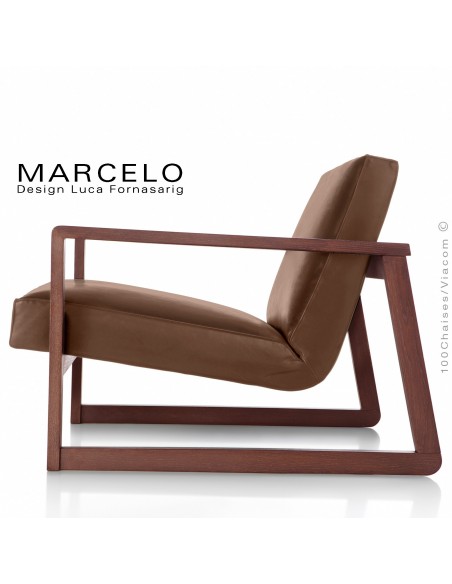 Fauteuil lounge pour salon MARCELO structure chêne, vernis noyer, assise-dossier garnis, habillage cuir marron clair.