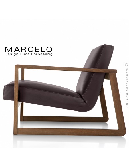 Fauteuil lounge pour salon MARCELO structure chêne, vernis noyer, assise-dossier garnis, habillage cuir marron foncé.