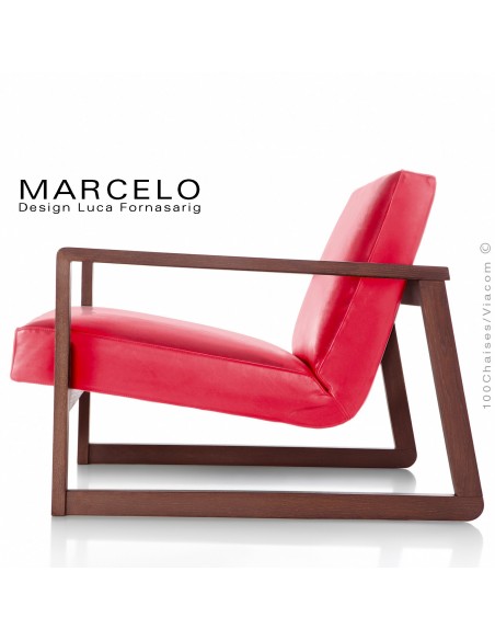 Fauteuil lounge pour salon MARCELO structure chêne, vernis noyer, assise-dossier garnis, habillage cuir rouge.