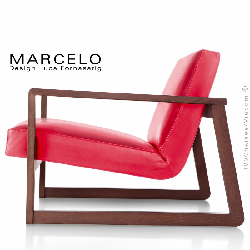Fauteuil lounge pour salon MARCELO structure chêne, vernis noyer, assise-dossier garnis, habillage cuir rouge.