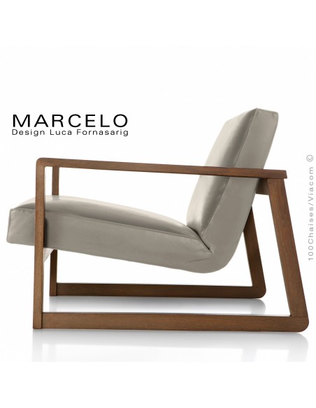 Fauteuil lounge pour salon MARCELO structure chêne, vernis noyer, assise-dossier garnis, habillage cuir sable.