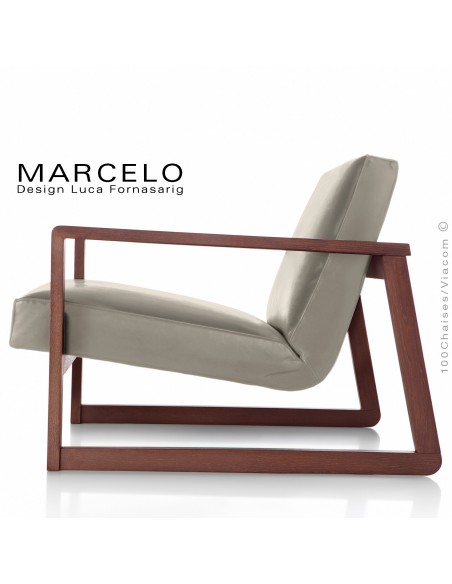 Fauteuil lounge pour salon MARCELO structure chêne, vernis acajou, assise-dossier garnis, habillage cuir sable