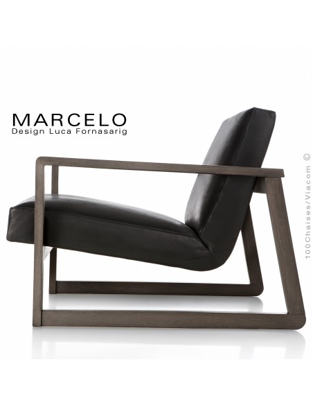 Fauteuil lounge pour salon MARCELO structure chêne, vernis tabac, assise-dossier garnis, habillage cuir noir
