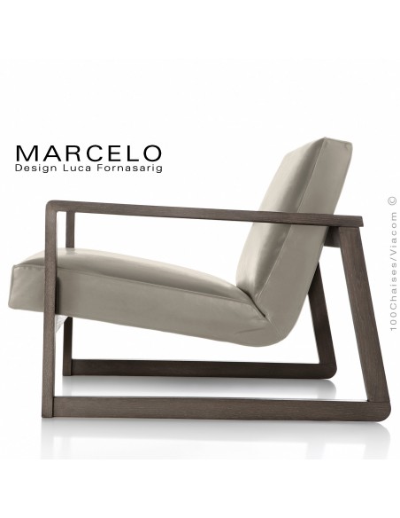 Fauteuil lounge pour salon MARCELO structure chêne, vernis tabac, assise-dossier garnis, habillage cuir marron sable