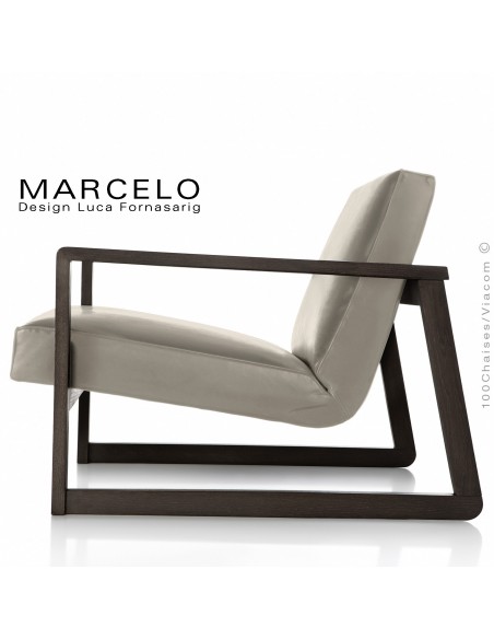 Fauteuil lounge pour salon MARCELO structure chêne, vernis wengé, assise-dossier garnis, habillage cuir sable