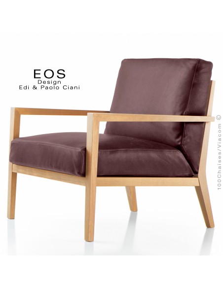 Fauteuil pour salon lounge hôtellerie EOS structure chêne, finition naturel, assise et dossier garnis, habillage cuir marron.