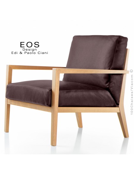 Fauteuil lounge hôtellerie EOS structure chêne, finition naturel, assise et dossier garnis, habillage cuir marron foncé.