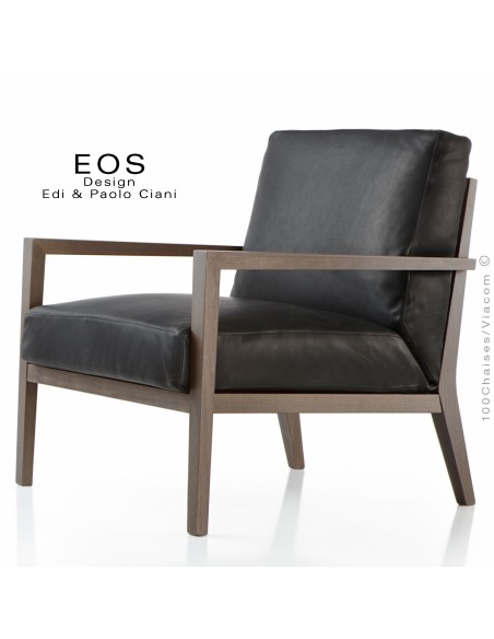 Fauteuil lounge hôtellerie EOS structure chêne, finition tabac, assise et dossier garnis, habillage cuir marron noir.