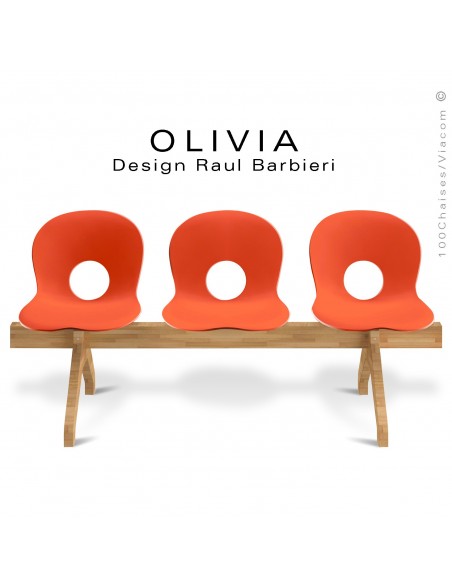 Banc design OLIVIA, piétement bois, assise 3 places coque plastique couleur orange.
