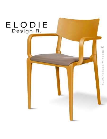 Fauteuil design ELODIE, structure et piétement plastique couleur moutarde, avec coussin d'assise couleur taupe.