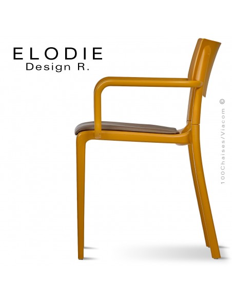 Fauteuil design ELODIE, structure et piétement plastique couleur moutarde, avec coussin d'assise couleur taupe.