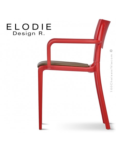Fauteuil design ELODIE, structure et piétement plastique couleur rouge, avec coussin d'assise couleur taupe.