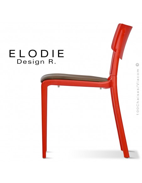 Chaise design ELODIE, structure et piétement plastique couleur rouge, avec coussin d'assise couleur taupe.