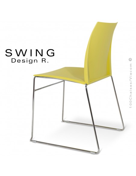 Chaise SWING, piétement type luge, assise coque plastique couleur jaune pâle.