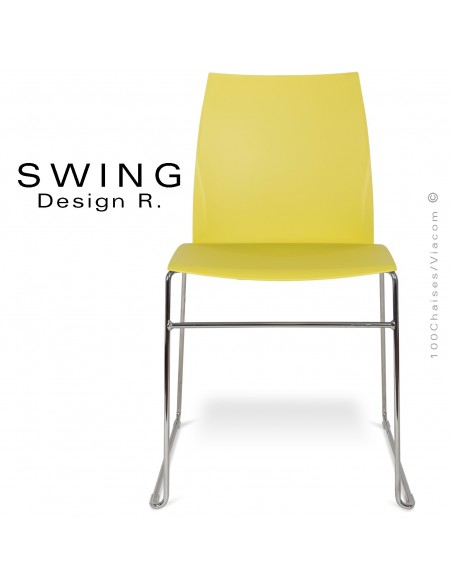 Chaise SWING, piétement type luge, assise coque plastique couleur jaune pâle.
