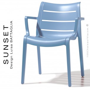 Fauteuil SUNSET, structure plastique couleur bleu Azur avec accoudoirs, empilable pour terrasse.