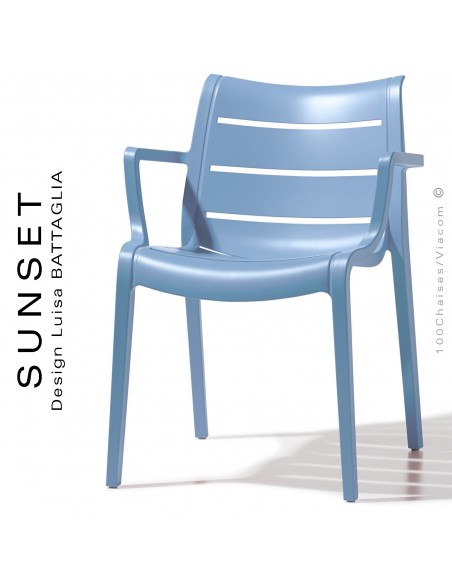 Fauteuil SUNSET, structure plastique couleur bleu Azur avec accoudoirs, empilable pour terrasse.