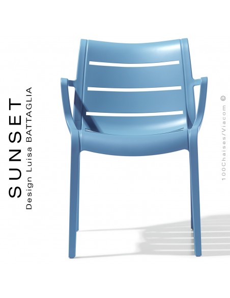 Fauteuil SUNSET, structure plastique couleur bleu Azur avec accoudoirs, empilable pour terrasse.