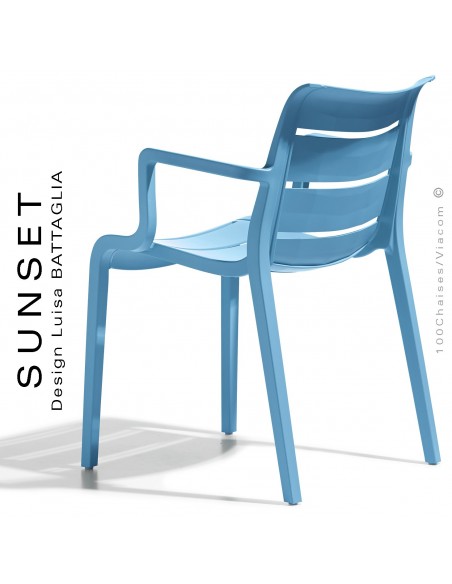 Fauteuil SUNSET, structure plastique couleur bleu Azur avec accoudoirs, empilable pour terrasse.