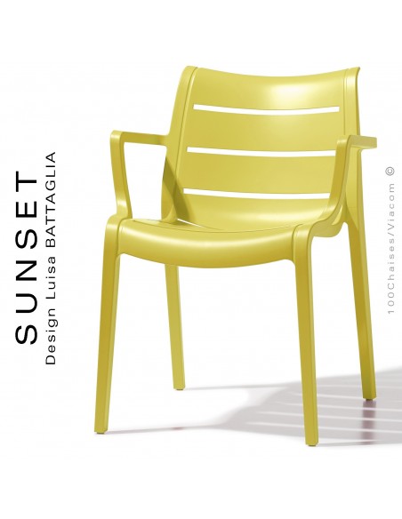 Fauteuil SUNSET, structure plastique couleur jaune avec accoudoirs, empilable pour terrasse.