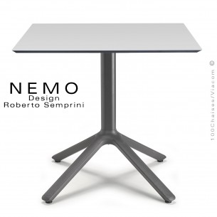 Table NEMO, pour CHR., piétement aluminium peint anthracite, plateau 80x80 cm., carré compact couleur gris clair.