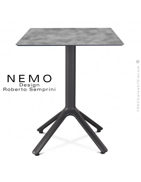 Table NEMO piétement aluminum anthracite, plateau compact 60x60 cm, couleur ciment.