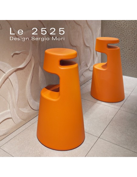 Exemple tabouret design "Le 2525" en situation, structure coque plastique en polyéthylène, mobilier empilable.