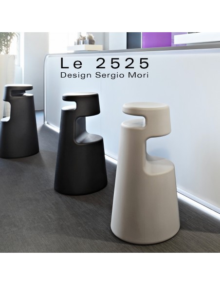 Exemple tabouret design "Le 2525" en situation, structure coque plastique en polyéthylène, mobilier empilable.