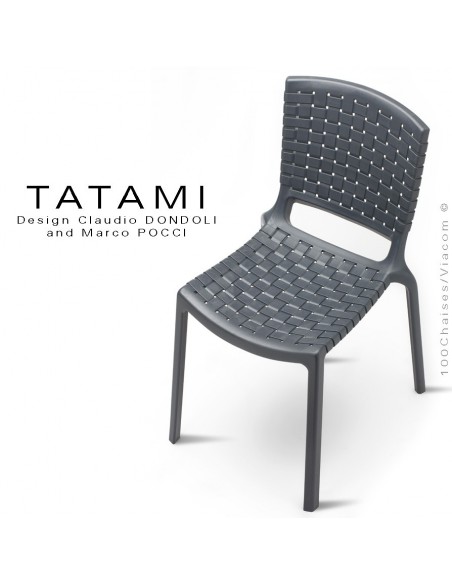 Chaise design TATAMI, structure plastique couleur gris foncé.
