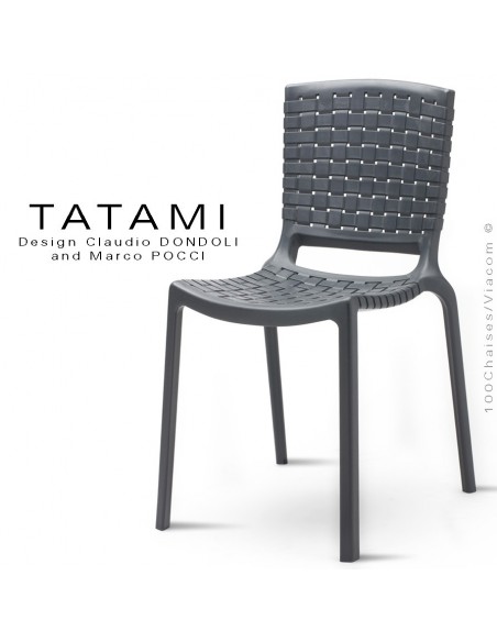 Chaise design TATAMI, structure plastique couleur gris foncé.