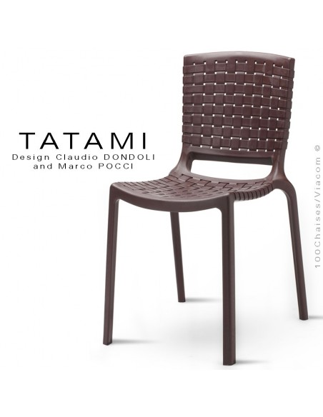 Chaise design TATAMI, structure plastique couleur marron.