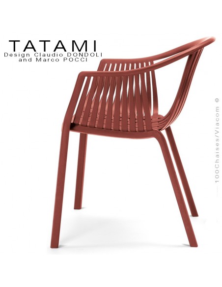 Fauteuil TATAMI, structure plastique couleur rouge foncé, assise effet tressé - Lot de 4 pièces.