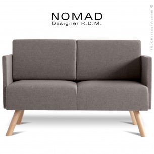 Banquette design NOMAD, piétement bois teinté naturel, assise et dossier garnis habillage tissu couleur gris clair.