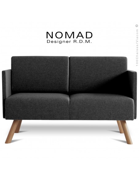 Banquette design NOMAD, piétement bois teinté noyer, assise et dossier garnis habillage tissu couleur noir.