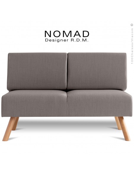 Banquette design NOMAD, piétement bois teinté naturel, assise et dossier garnis habillage tissu couleur gris clair.