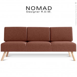 Banquette design NOMAD, 3 places, piétement bois teinté naturel, assise tissu taupe.