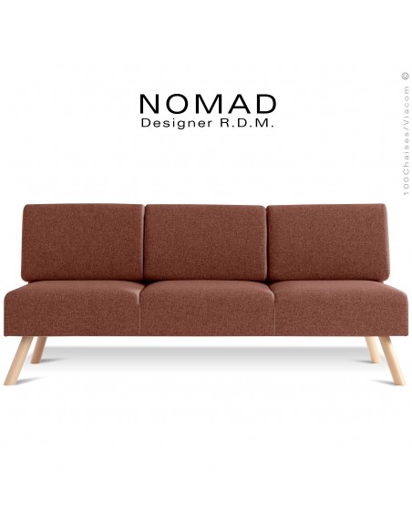 Banquette design NOMAD, 3 places, piétement bois teinté naturel, assise tissu taupe.