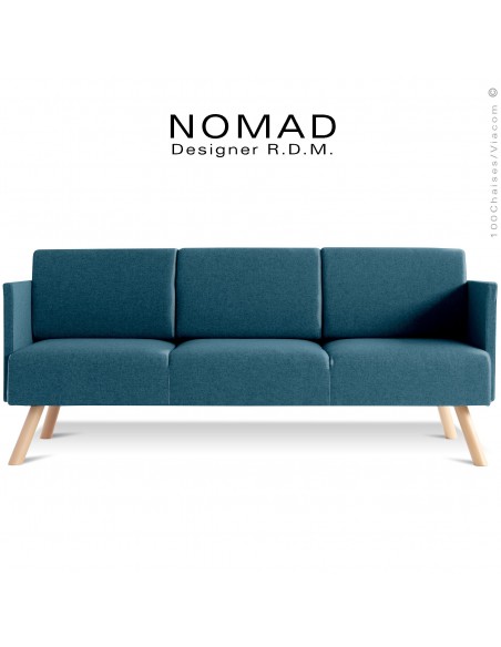Banquette design avec accoudoirs NOMAD, 3 places, piétement bois teinté naturel, assise tissu bleu pétrole.