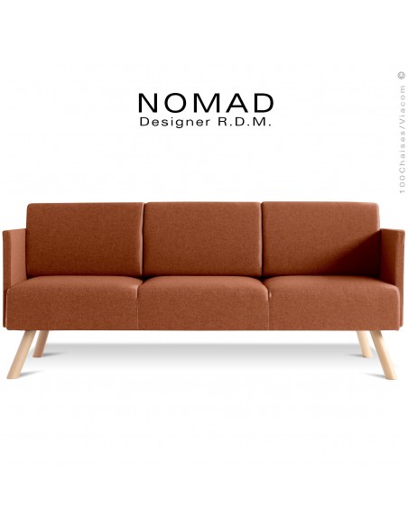 Banquette design avec accoudoirs NOMAD, 3 places, piétement bois teinté naturel, assise tissu marron clair.