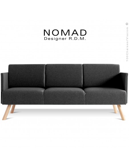 Banquette design avec accoudoirs NOMAD, 3 places, piétement bois teinté naturel, assise tissu noir.