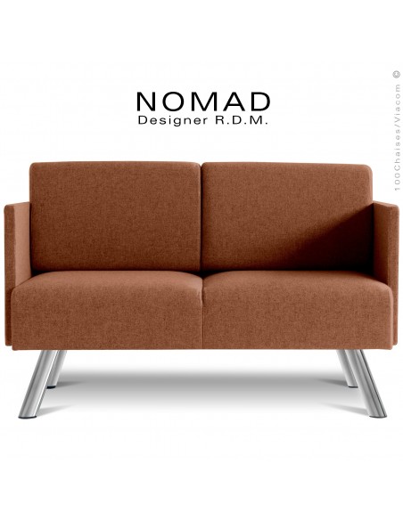 Banquette avec accoudoirs NOMAD, piétement acier chromé, assise et dossier garnis habillage tissu marron clair.