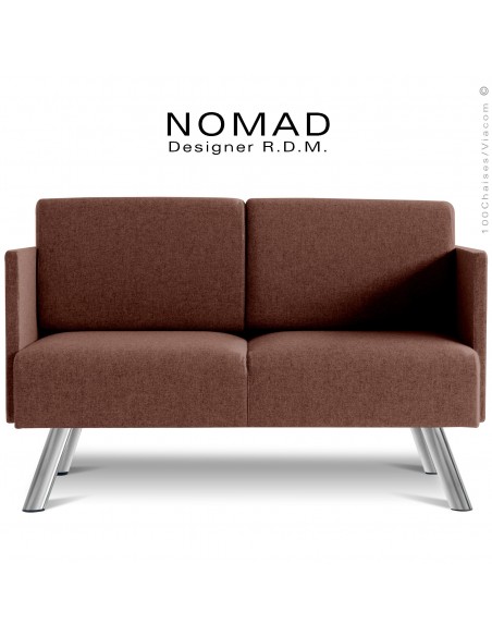 Banquette avec accoudoirs NOMAD, piétement acier chromé, assise et dossier garnis habillage tissu taupe.