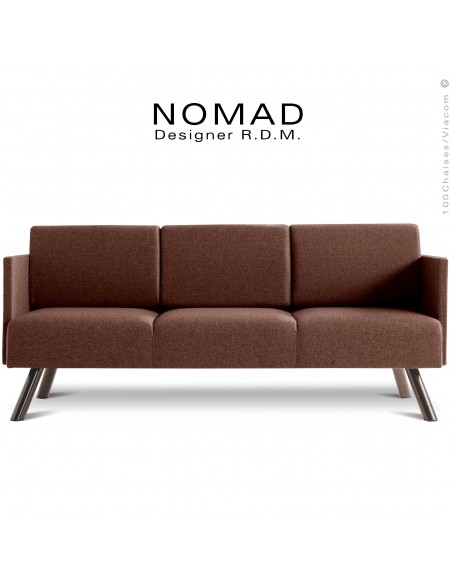Banquette 3 places avec accoudoirs design NOMAD, piétement acier peint brun, assise et dossier habillage tissu taupe.
