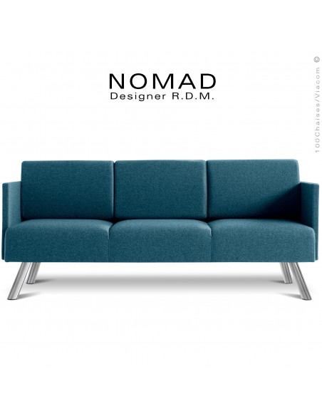 Banquette 3 places avec accoudoirs design NOMAD, piétement acier chromé, assise et dossier habillage tissu bleu pétrole.