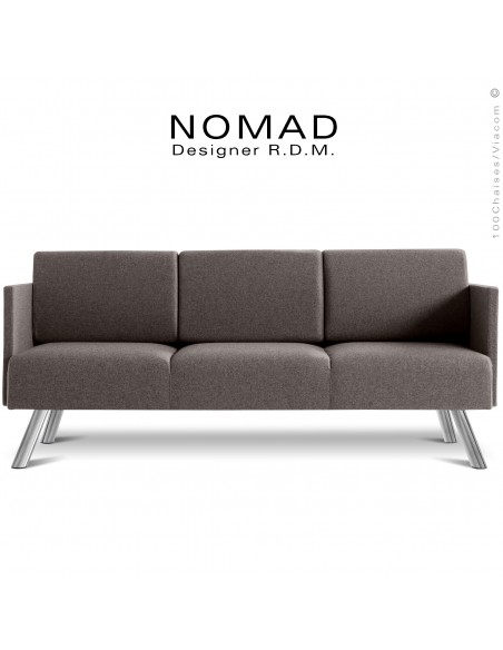 Banquette 3 places avec accoudoirs design NOMAD, piétement acier chromé, assise et dossier habillage tissu gris clair.