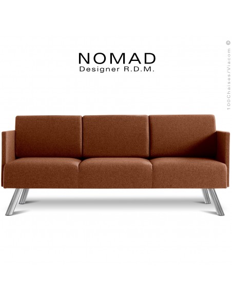 Banquette 3 places avec accoudoirs design NOMAD, piétement acier chromé, assise et dossier habillage tissu marron clair.