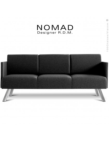 Banquette 3 places avec accoudoirs design NOMAD, piétement acier chromé, assise et dossier habillage tissu noir.