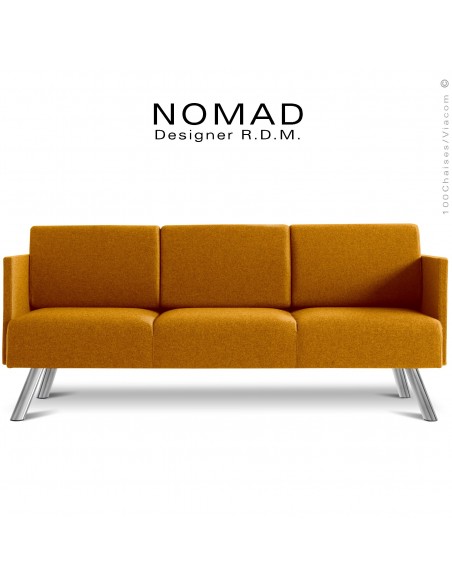 Banquette 3 places avec accoudoirs design NOMAD, piétement acier chromé, assise et dossier habillage tissu orange-paille.