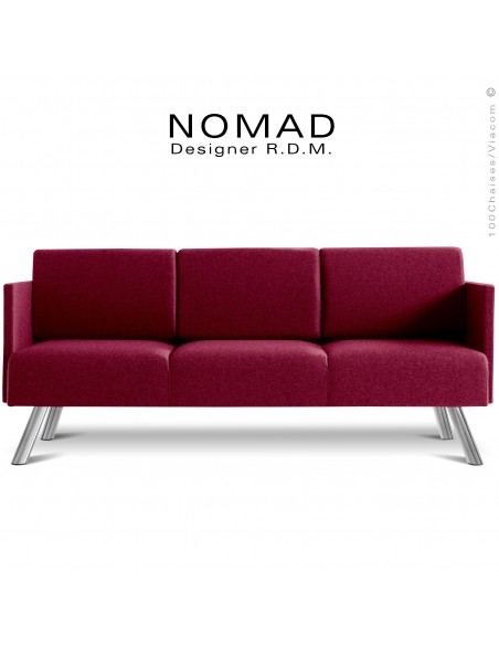 Banquette 3 places avec accoudoirs design NOMAD, piétement acier chromé, assise et dossier habillage tissu violet.