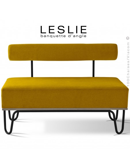 Banquette design LESLIE, piétement acier peint noir, structure bois, habillage tissu synthétique couleur jaune rouille.